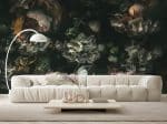 papier peint floral drama situation dans un salon avec un grand canape blanc et un grand tapis assorti a une table basse et un luminaire arrondi