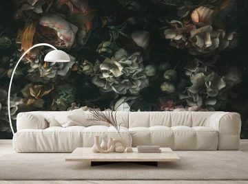 papier peint floral drama situation dans un salon avec un grand canape blanc et un grand tapis assorti a une table basse et un luminaire arrondi