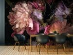 papier peint gloire situation dans une salle a manger avec une grande table et des chaises noir et bois moderne